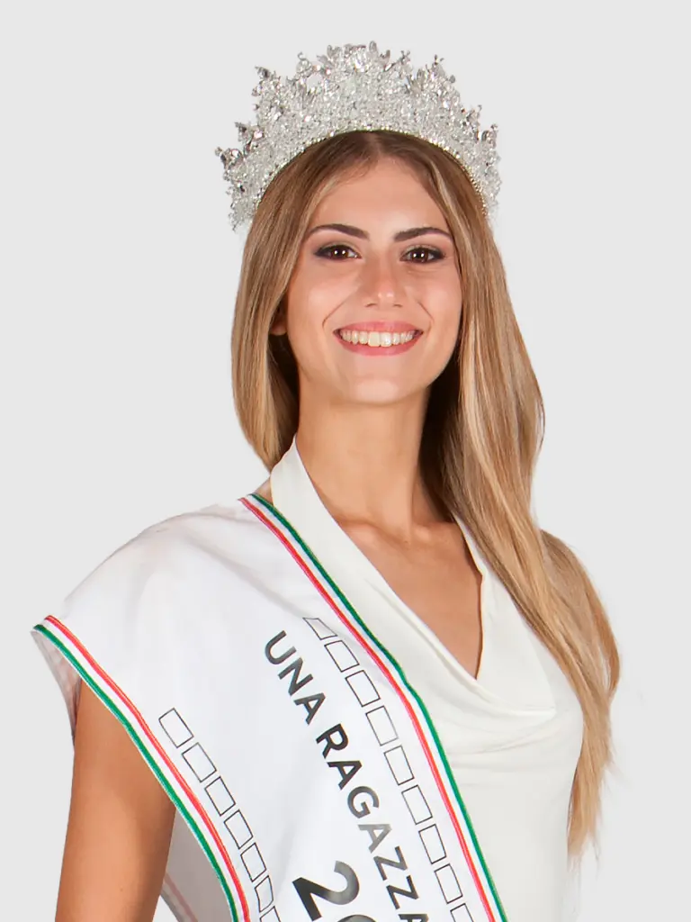 Ritratto di Sara Rossello con corona e fascia tricolore