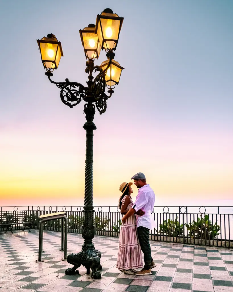Una coppia al tramonto sul belvedere di Piazza IX Aprile, a Taormina